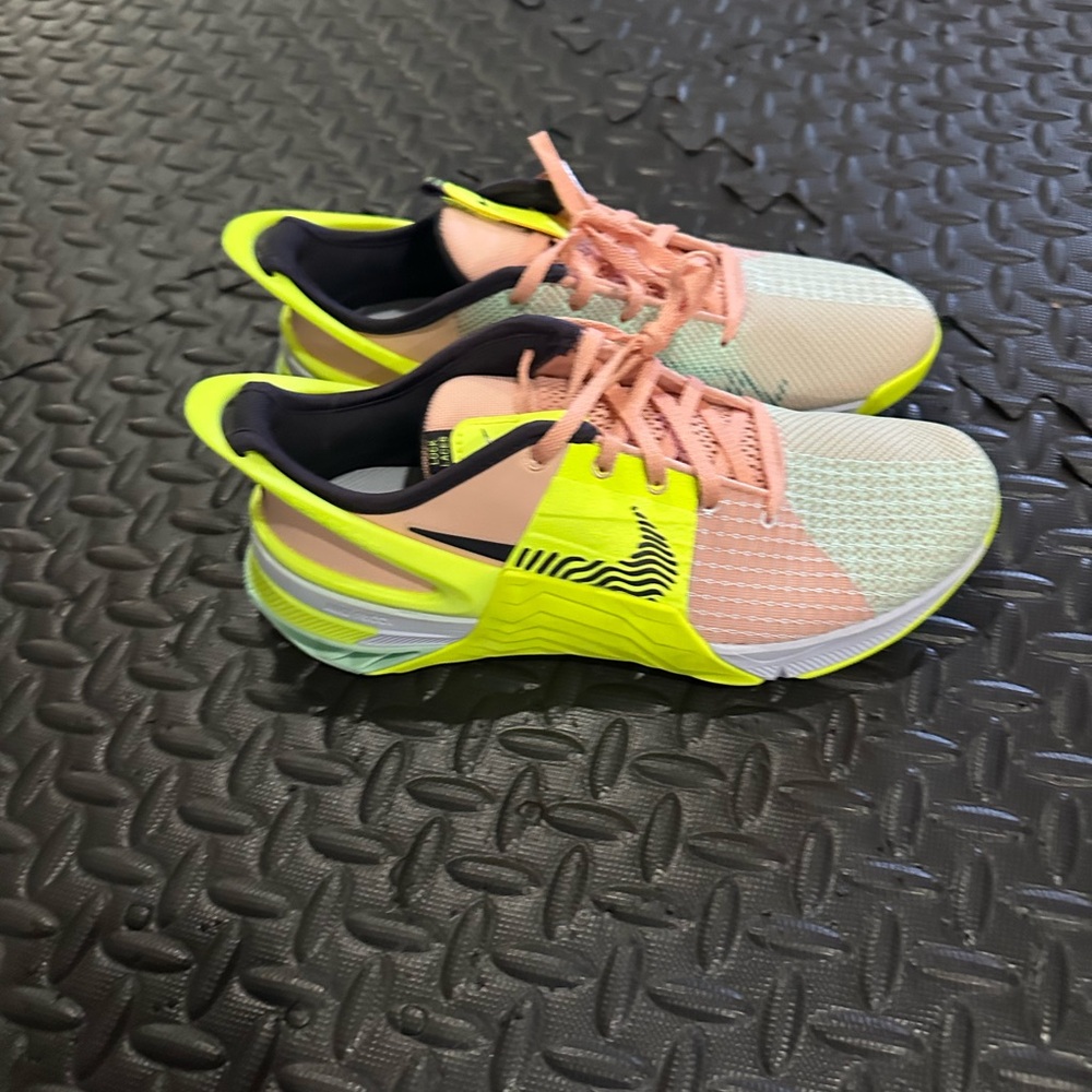 NEW NIKE Metcon 8 FlyEase 'Arctic Orange Volt'